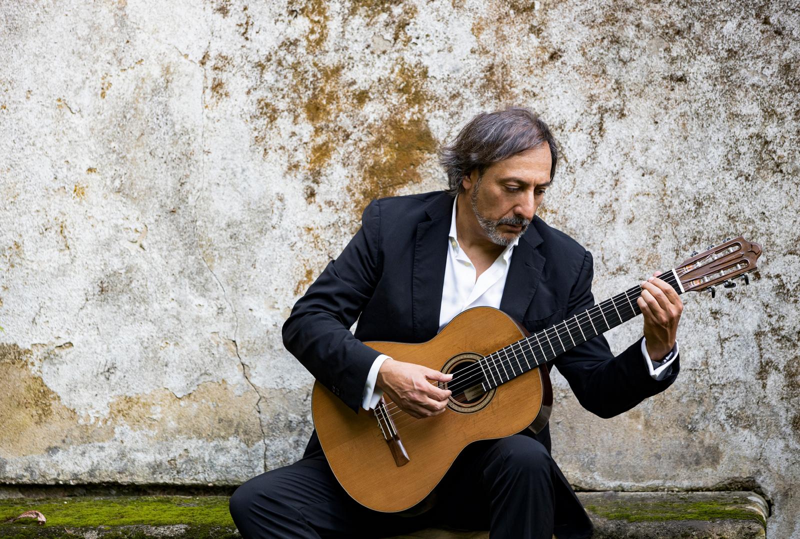 Rui Gama com guitarra clássica