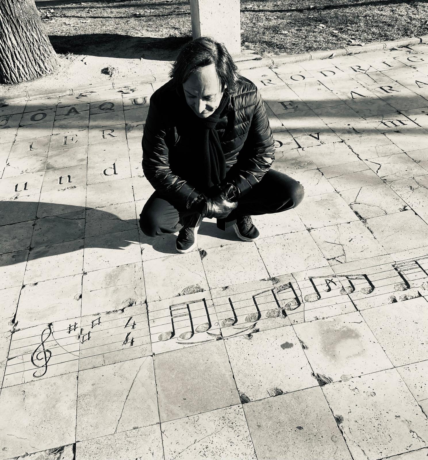 Rui Gama junto à calçada musical